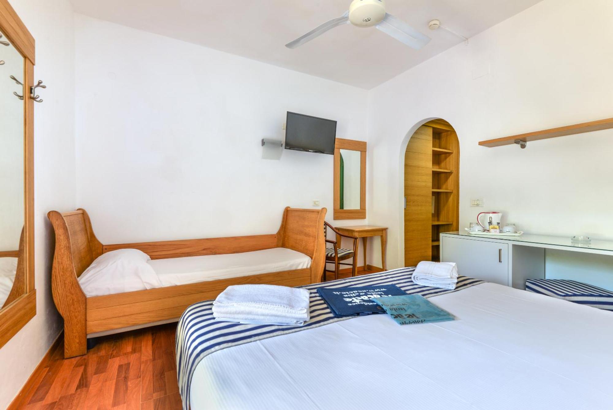 Hotel Le Acacie Capoliveri  Bagian luar foto